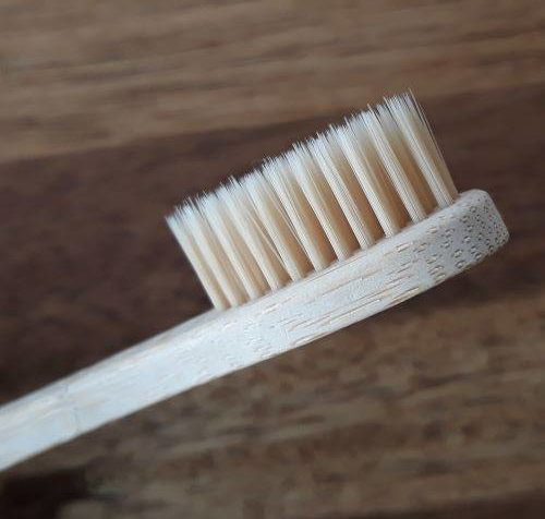 tete de brosse a dent en bambou et nylon clair