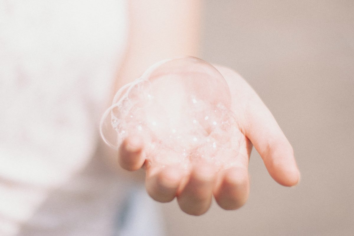 bulles de savon dans la paume de la main